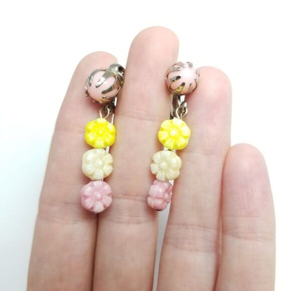 Vintage Daisy Bead Drop Clip On earrings, Spring Colors, Retro 60s Style, Estate - Picture 1 of 5